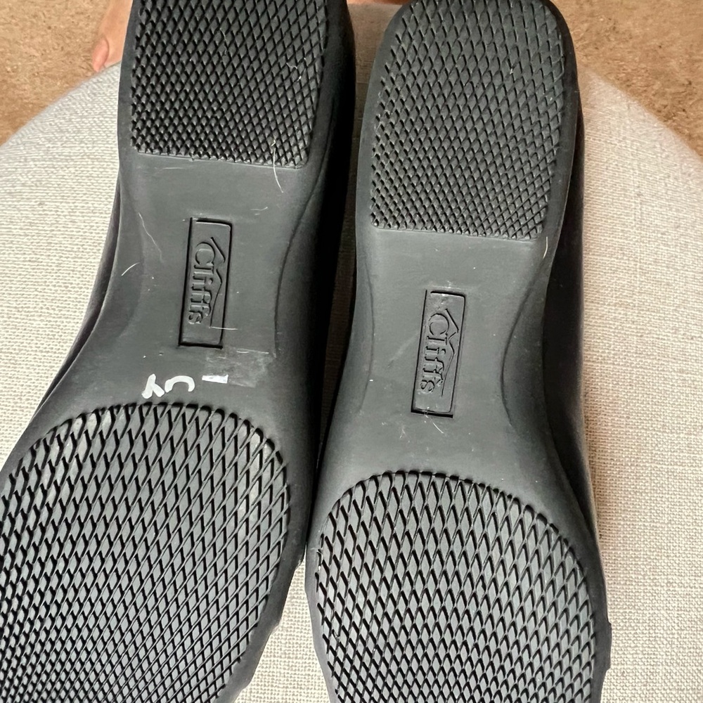 Women’s like new CLIFFS by White Mountain black leather flats. SUPER COMFORTABLE